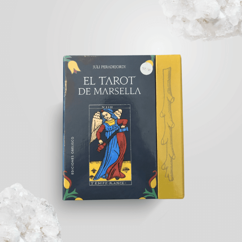 Una caja con un mazo de cartas, del tarot de marsella