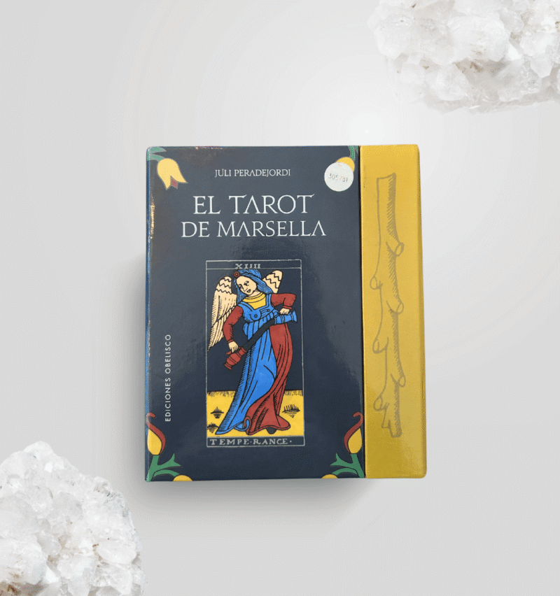 Una caja con un mazo de cartas, del tarot de marsella
