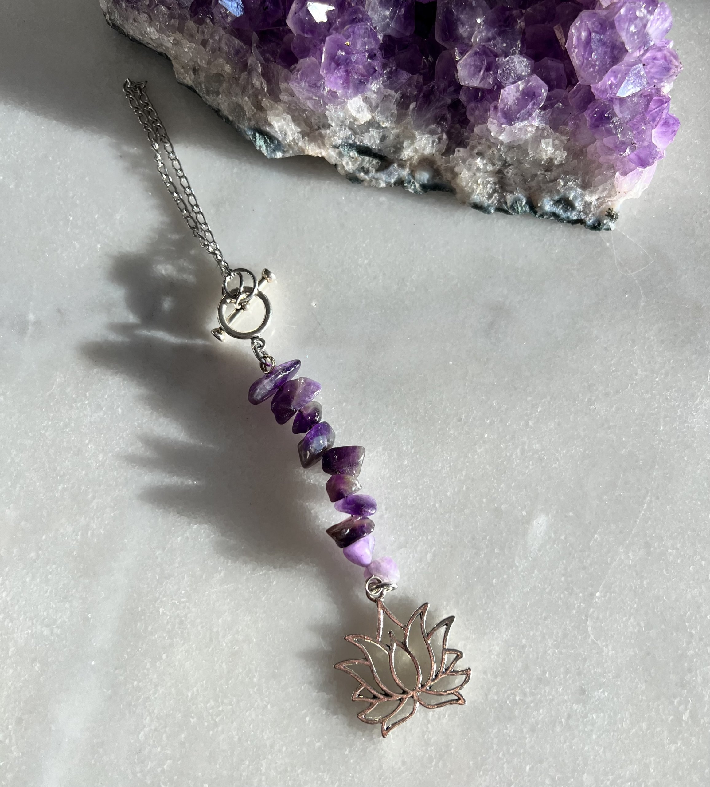 Colgante auto amatista flor de loto