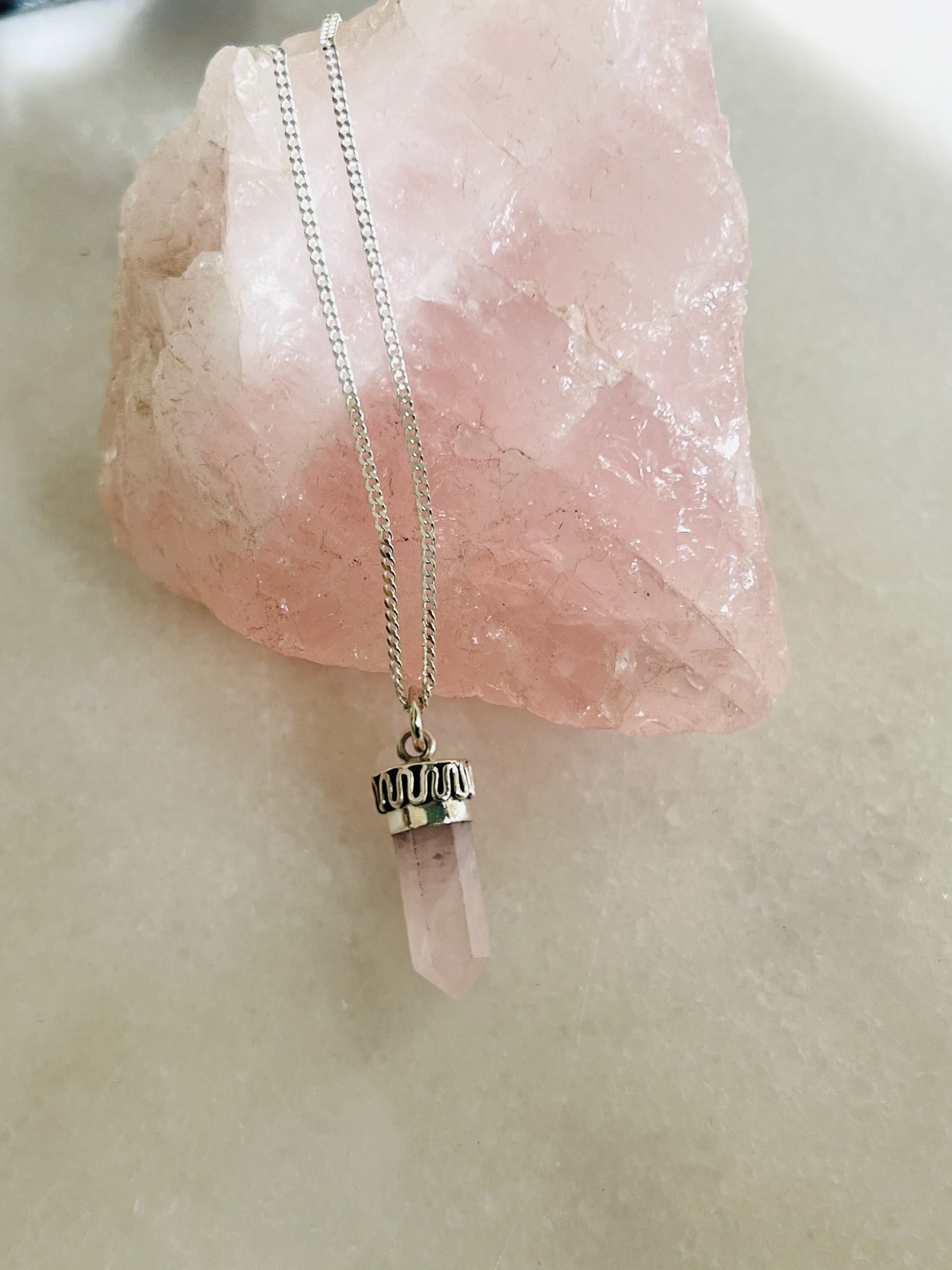 Colgante Obelisco de Cuarzo Rosa Plata 925